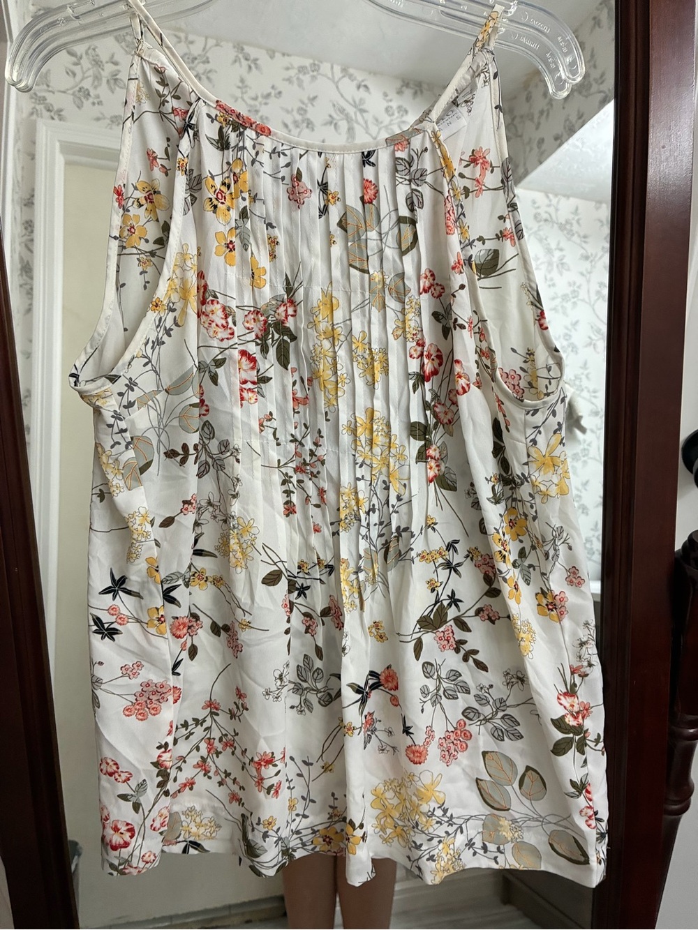Soho White Floral Pleated Sleeveless Blouse